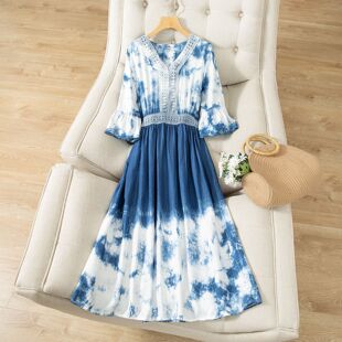 云南植物扎染连衣裙女夏度假风喇叭七分袖V领长裙法式蕾丝收腰裙