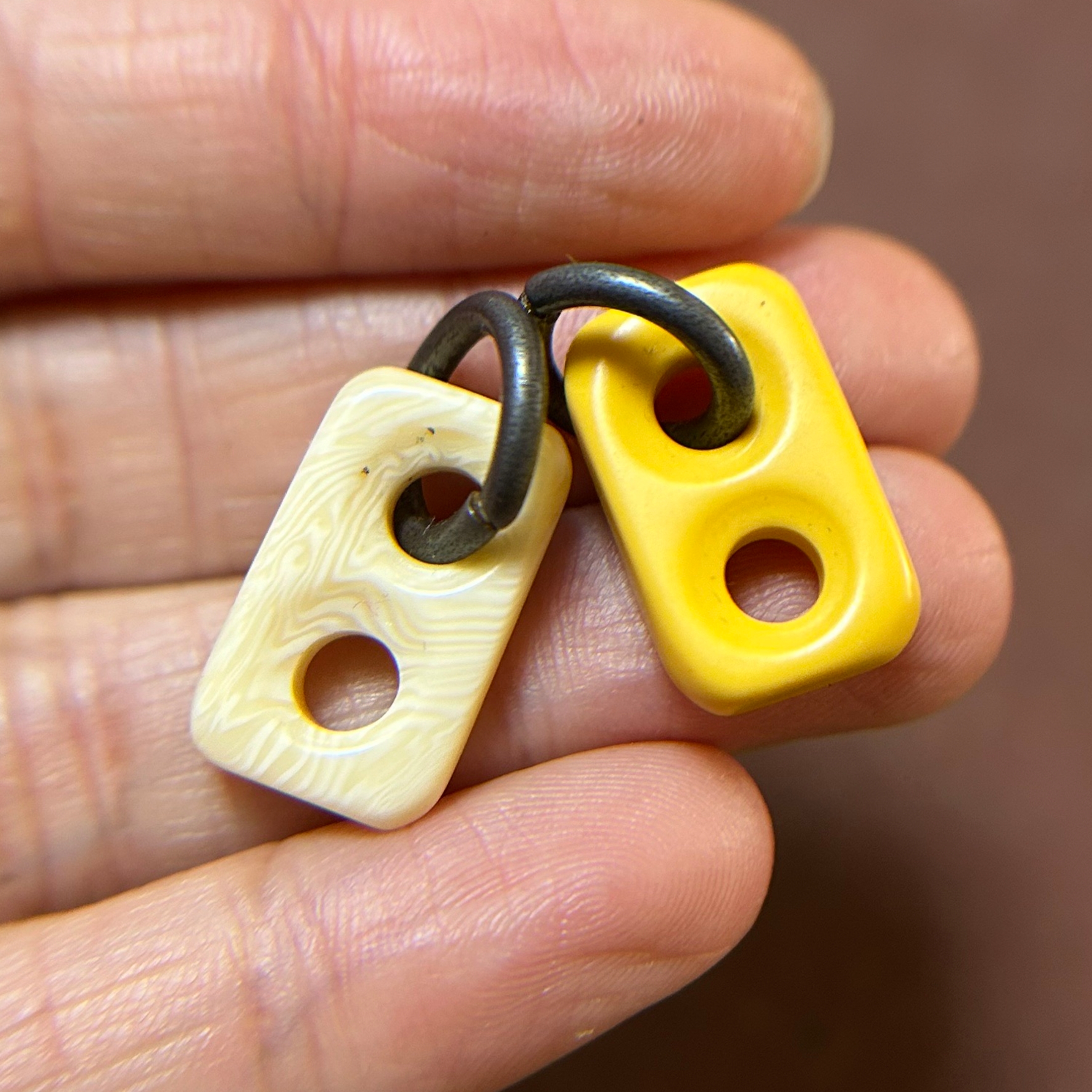 西藏式白色黄色料器二饼咒点猪鼻孔藏传文玩配饰卡子挂环大孔方形