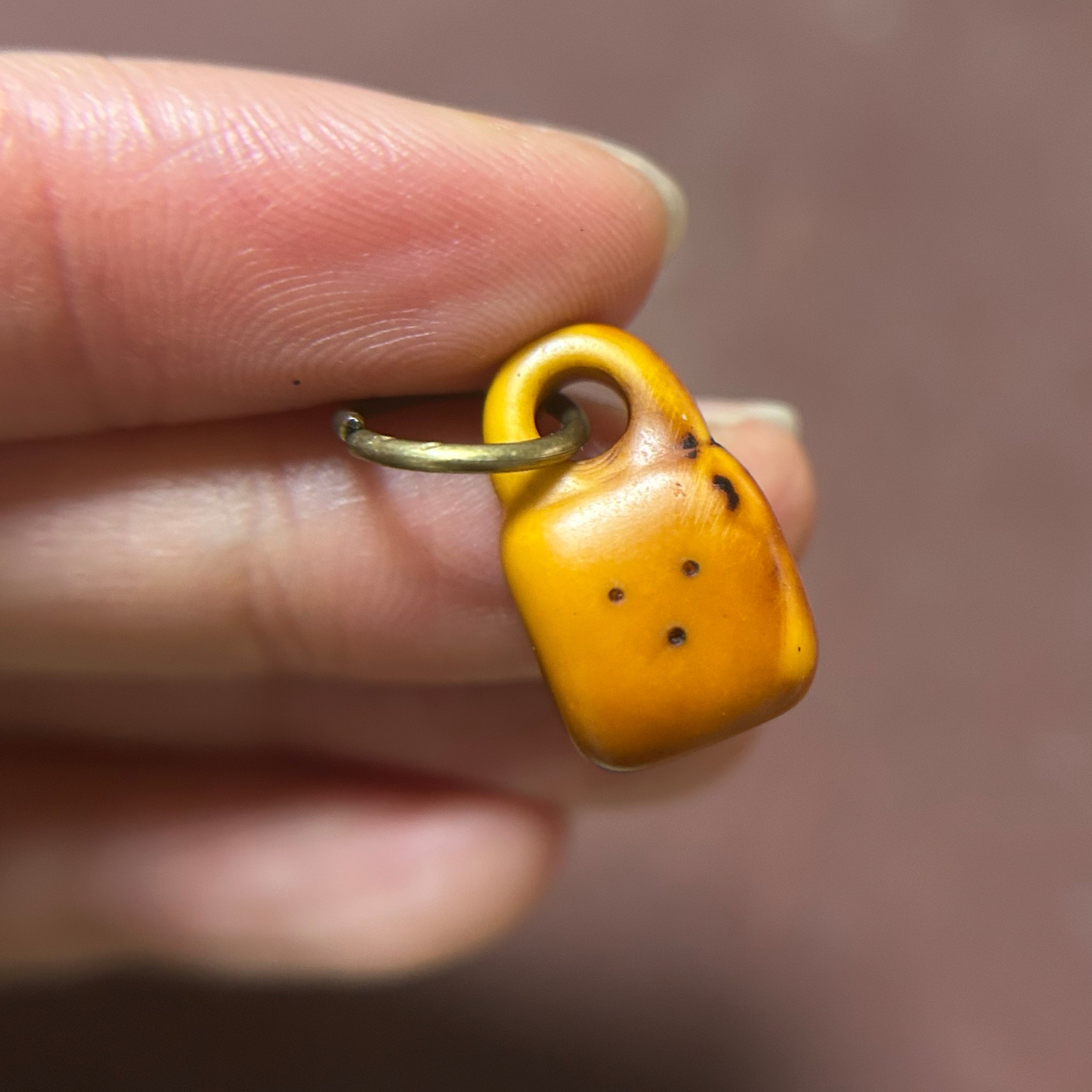 藏传黄色料器咒点牌卡子侧挂件西藏文玩配饰老黄料小元素吊坠做旧