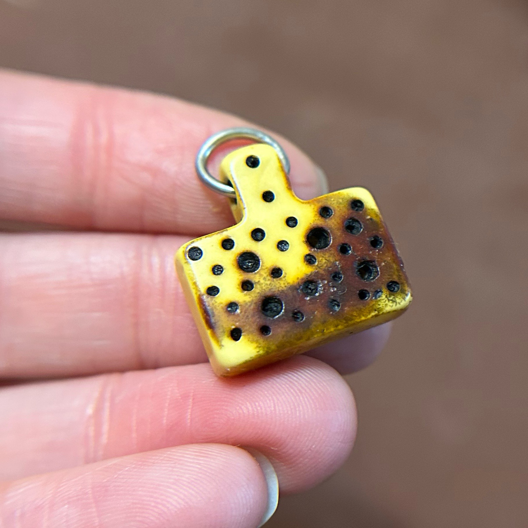 西藏区回流老黄料咒点牌鸡油黄色原生态藏传文玩配饰小元素老物件