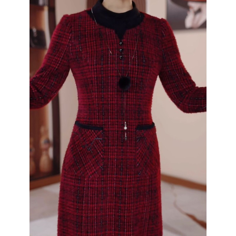 贵妃绒冬季加厚连衣裙2025新款时尚洋气保暖妈妈中长款显瘦裙子