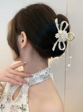 气质优雅铃兰花流苏抓夹