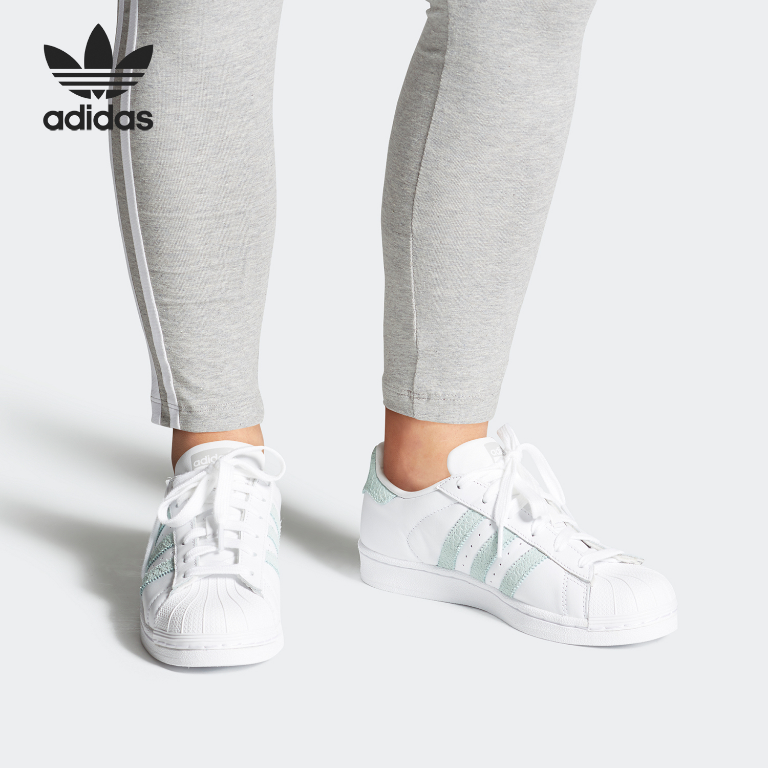 阿迪达斯女士耐磨运动休闲板鞋