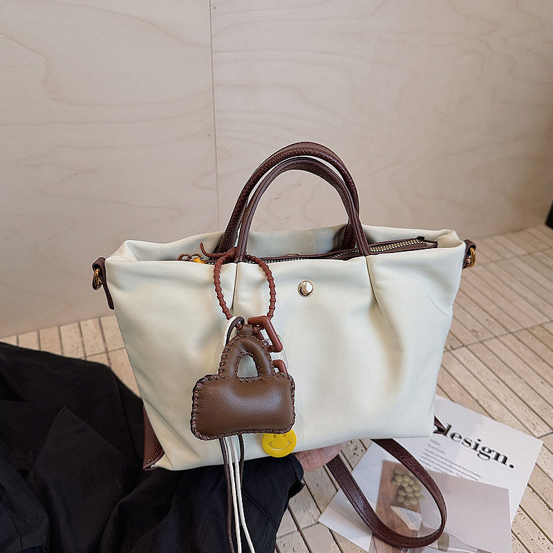 韩版手提包女2026春夏新款尼龙轻便斜挎包休闲百搭通勤褶皱饺子包