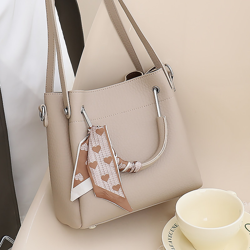 水桶包女2026新款春夏高级感气质腋下包上班通勤斜挎包百搭手拎包