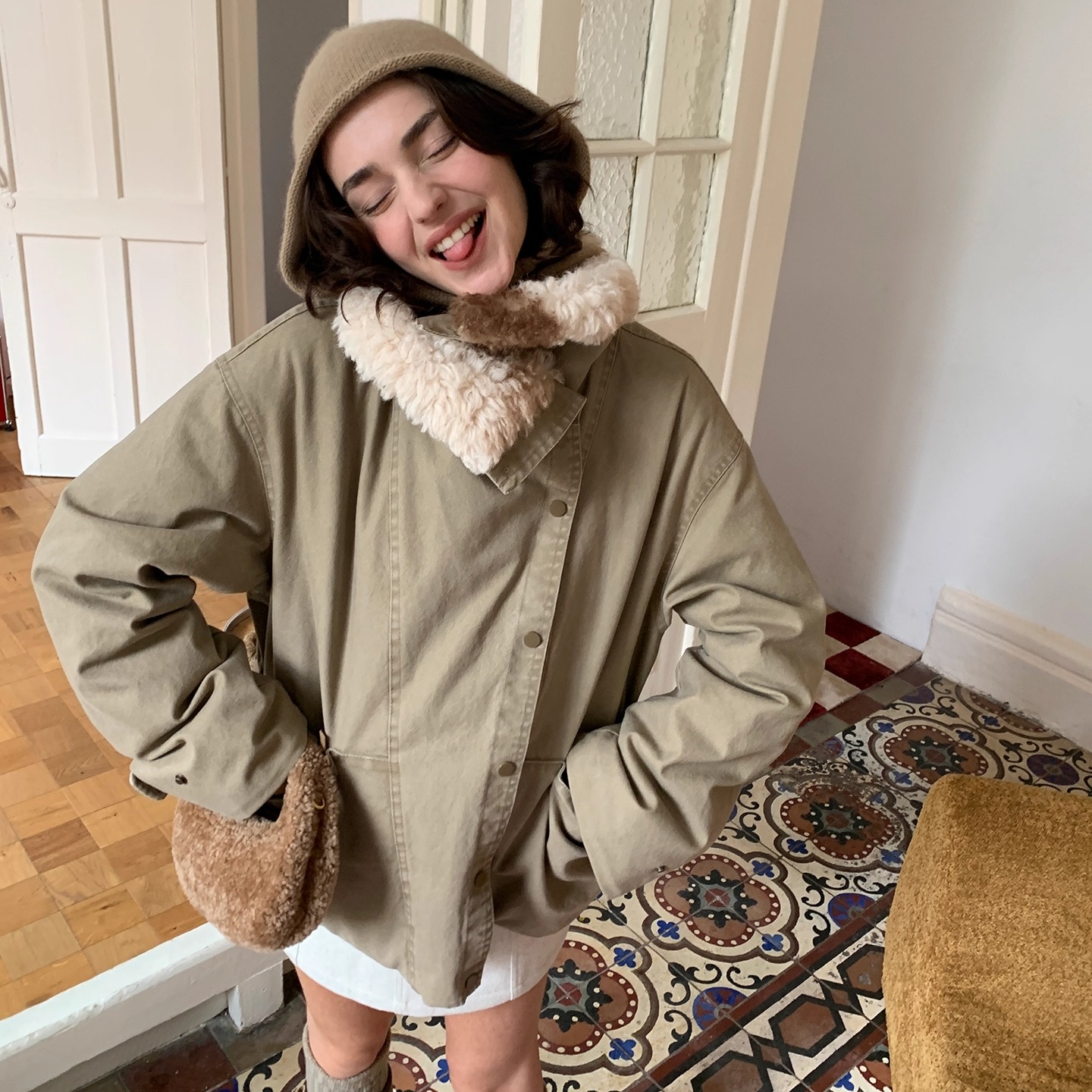 果核宇宙奶牛毛毛大翻领羽绒服