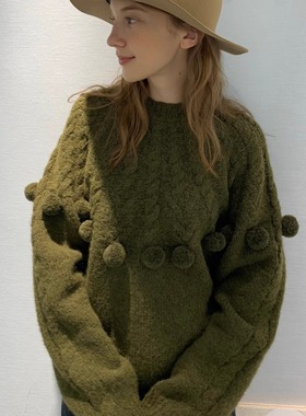 KERNEL COSMOS 暖冬甜豆 圣诞氛围粗针麻花手工毛球圆领慵懒毛衣