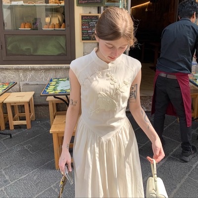 果核宇宙刺绣新中式门襟连衣裙