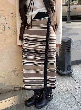 KERNEL COSMOS 秋日地平线 艺术感撞色条纹牛角扣流苏针织半身裙