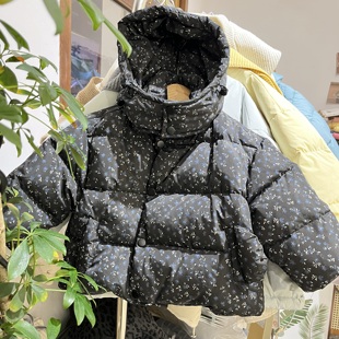 小童韩系童装实体冬装新款女童黑色蓝色小碎花连帽加厚保暖羽绒服