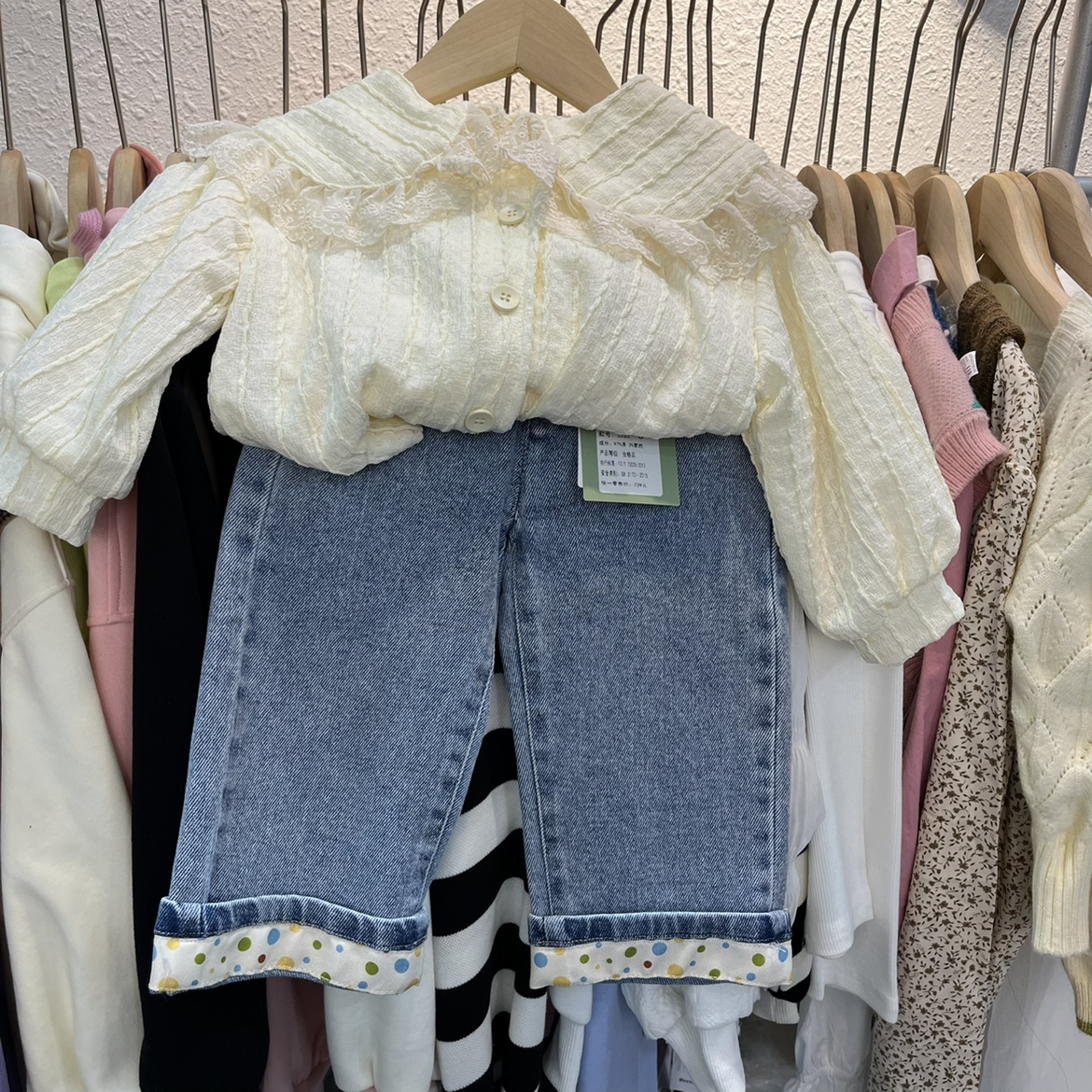 2023春款童装女童米白色蕾丝大翻领娃娃衫小童拾光鹿儿外套