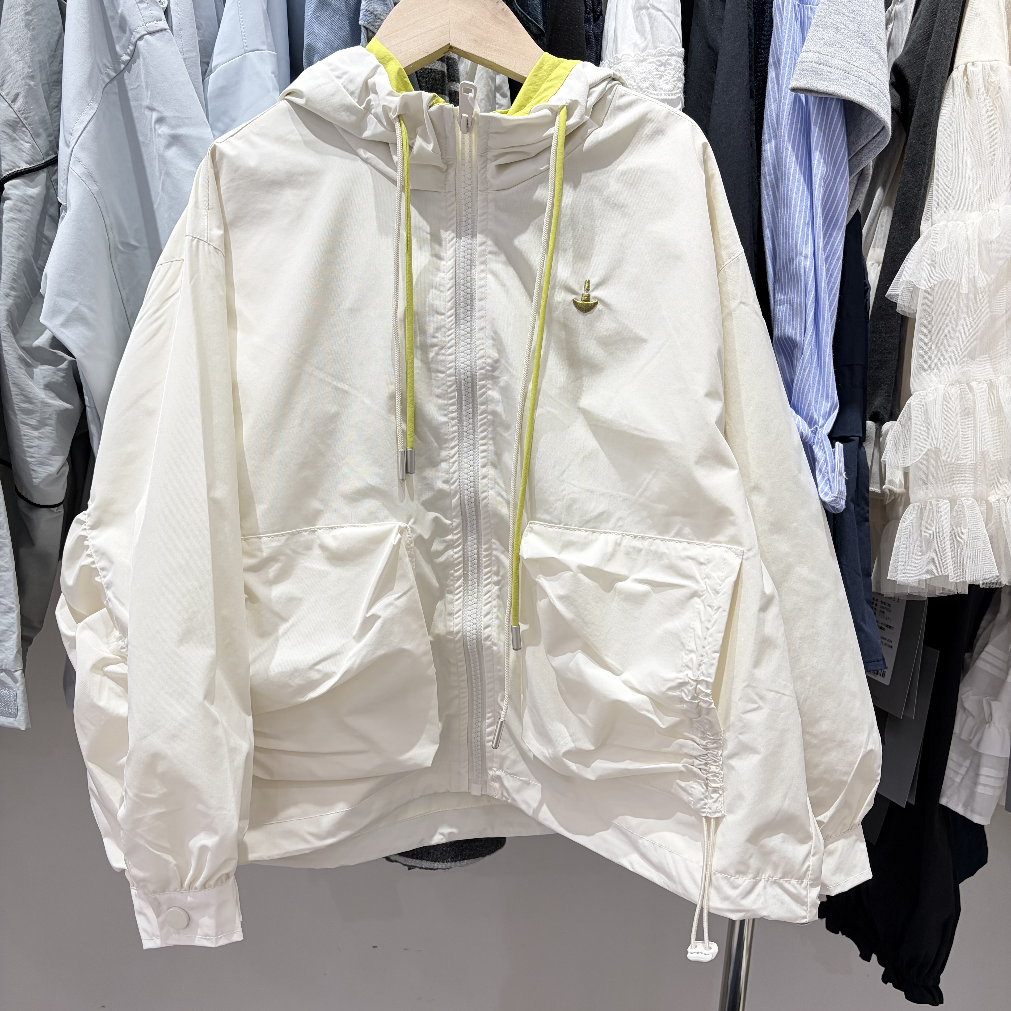 2026春装新款男童女童奶油米色撞亮黄色连帽冲锋衣外套中大童