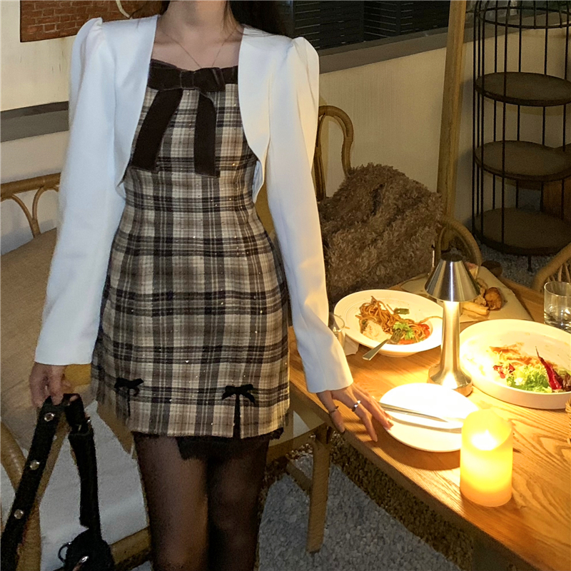 Real price: warm color lace Plaid suspender skirt + bow white shawl coat