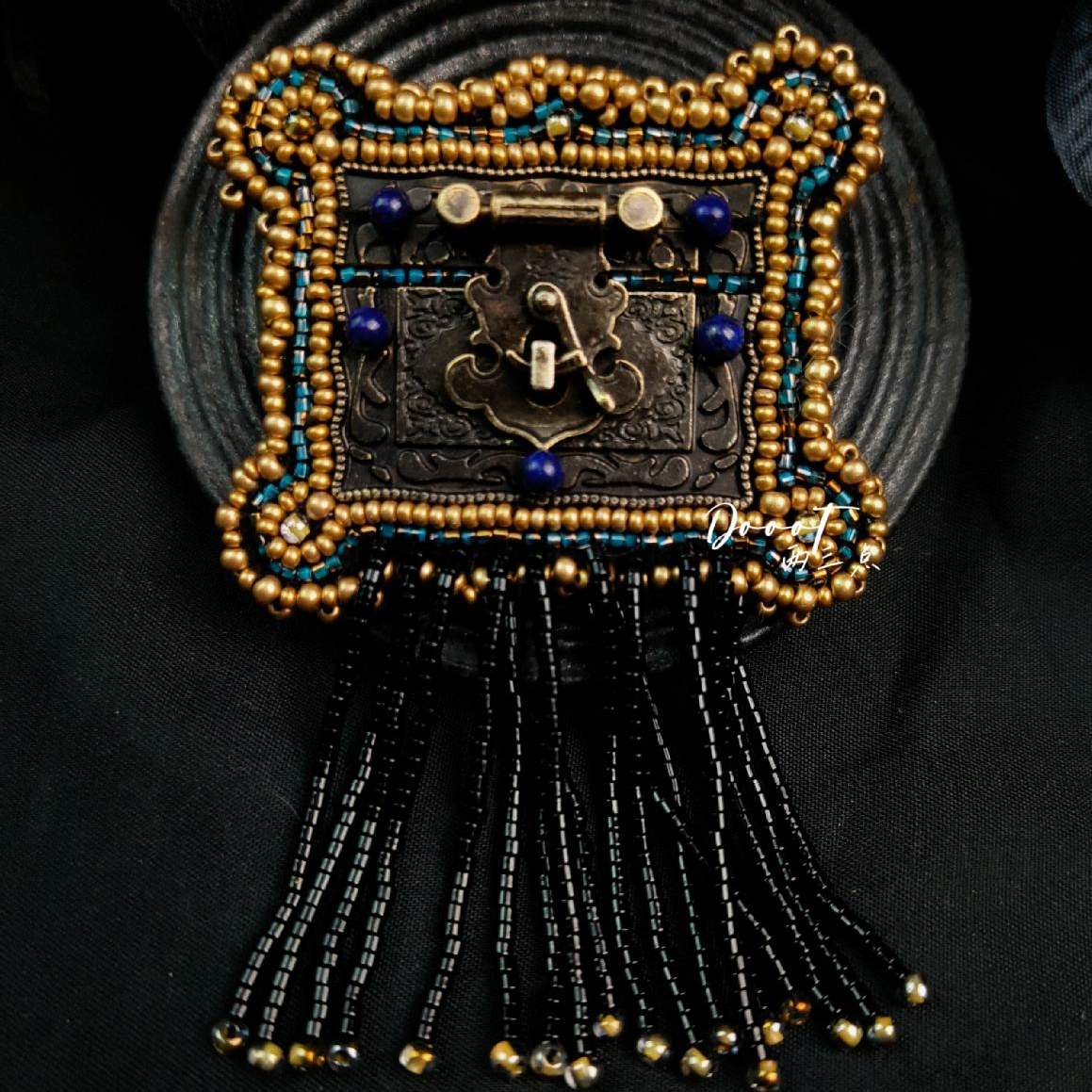 Hits手作 铜锁流苏胸针女设计师款珠绣高级重工小众穿搭配饰