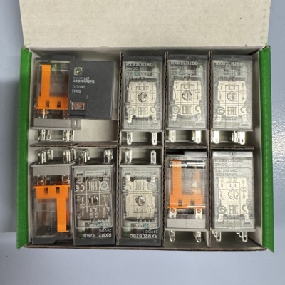 原装施耐德小型继电器RXM2LB2BD DC24V 8脚 5A 带指示灯RXZE1M2C