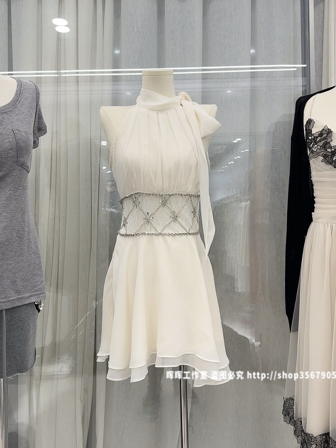 夏季新款钉珠白色挂脖雪纺连衣裙无袖露肩收腰a字短裙