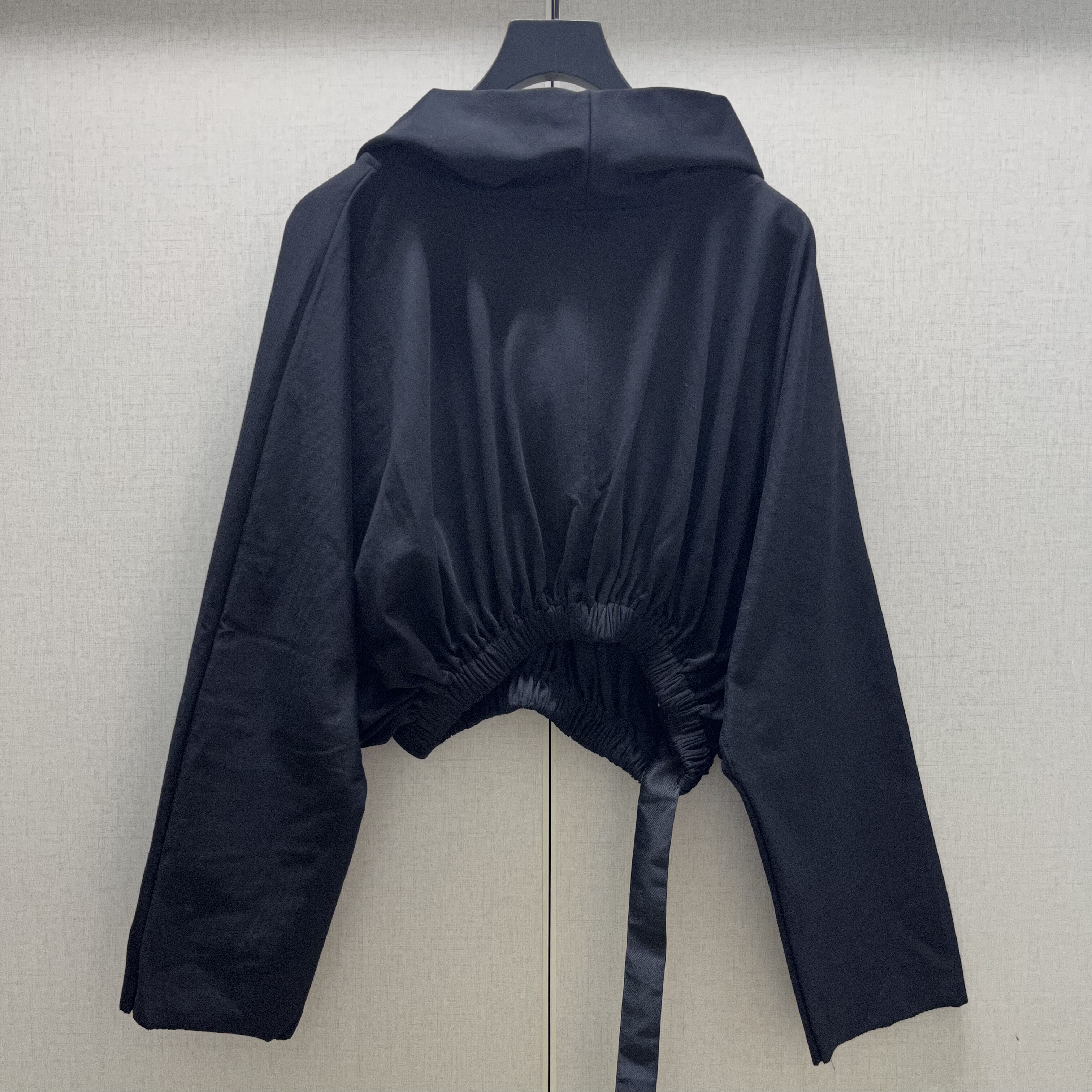 春季新款暗黑风格下摆松紧带束身宽松袖女士连帽休闲短款长袖卫衣