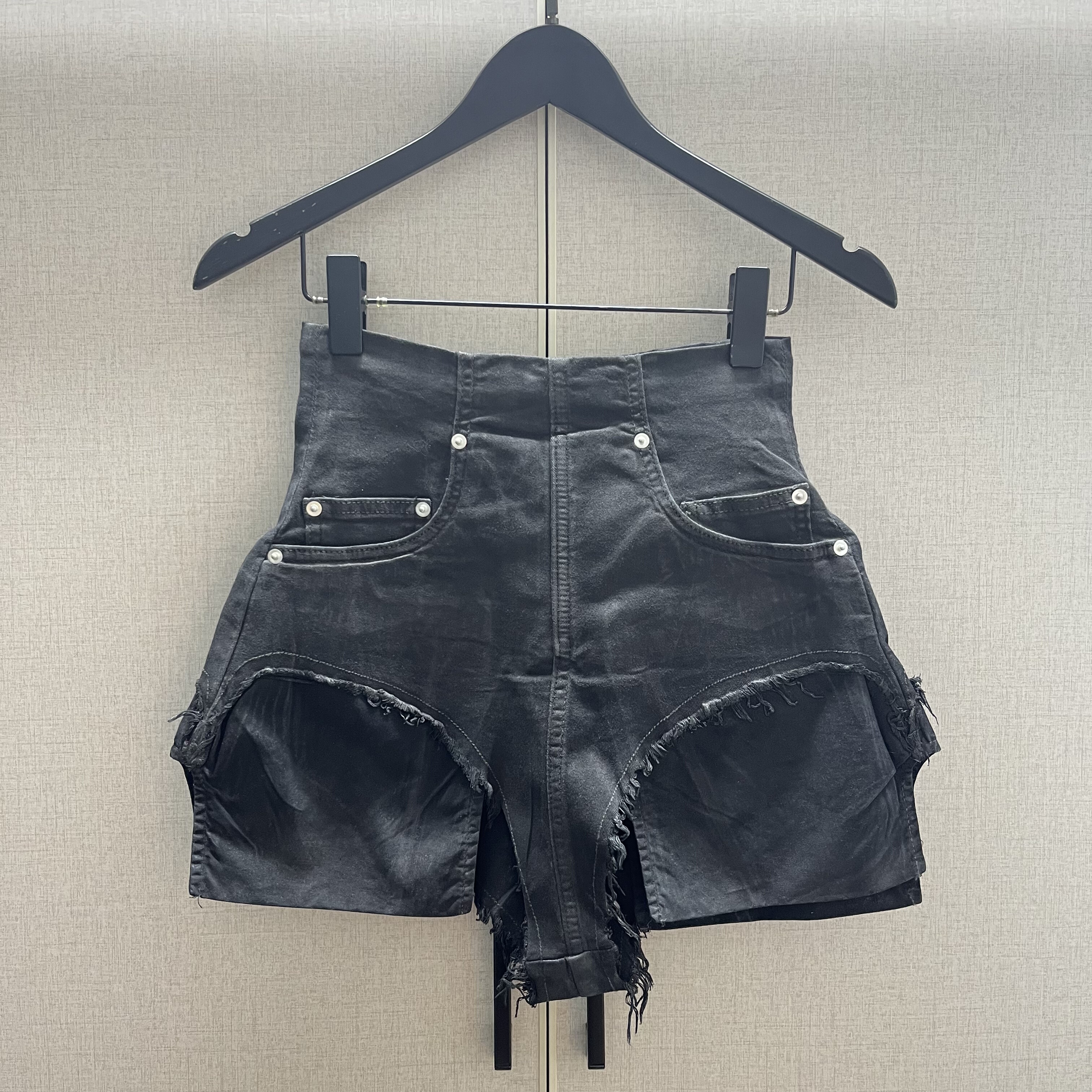 夏季暗黑R风O水洗做旧猫须毛边女士性感包臀口袋外露高腰牛仔短裤