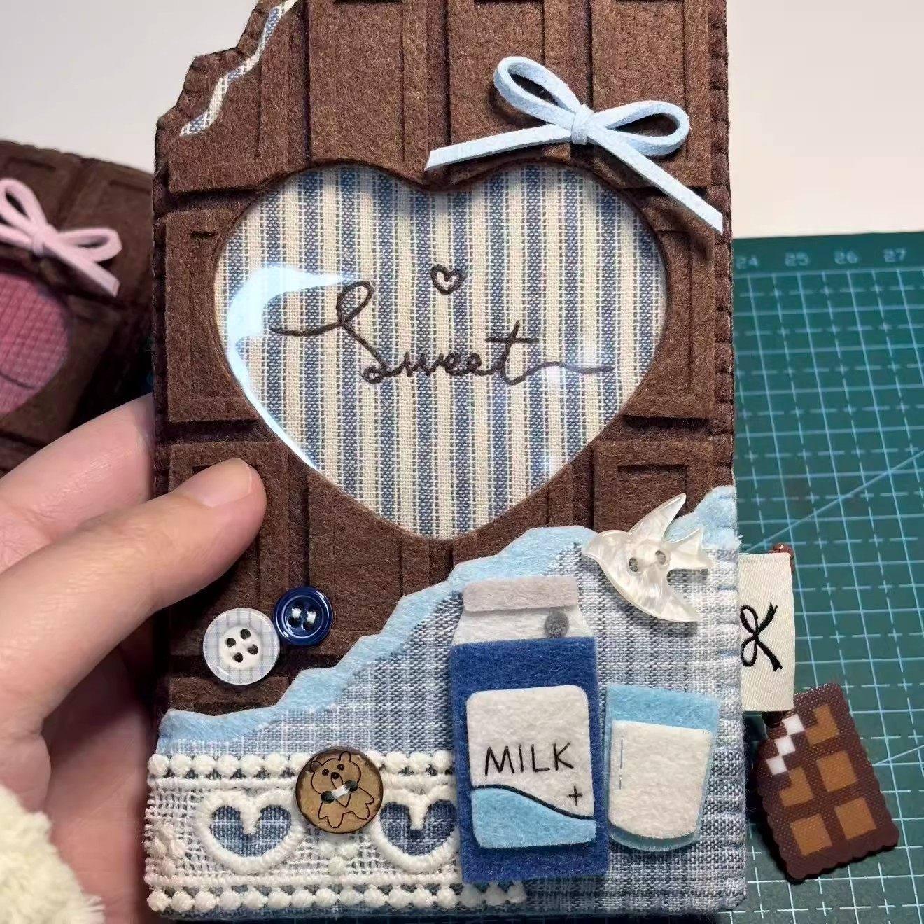 可爱牛奶巧克力不织布吧唧套挂件卡片透明小卡谷美拍照打卡,模玩/动漫/周边/娃圈三坑/桌游,谷美,淘宝优惠券,粉丝福利购,淘宝优惠卷