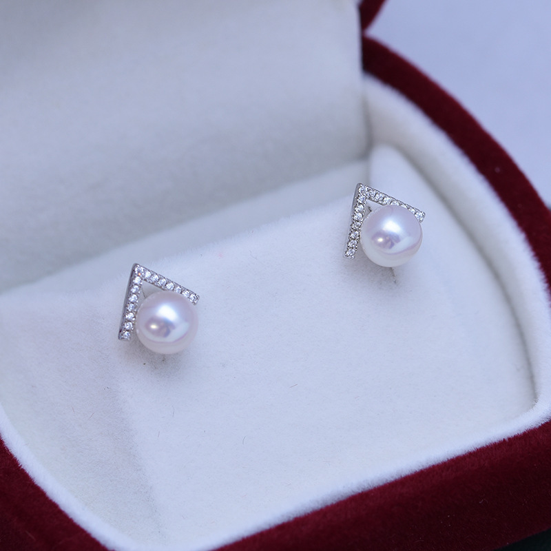 欧美跨境V字设计天然淡水珍珠6-7mm近圆强光细微瑕简约S925银耳钉