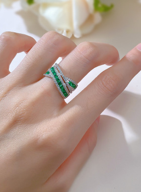 经典款珠宝2024新款欧美跨境款仿真祖母绿排爱交织高碳钻戒指