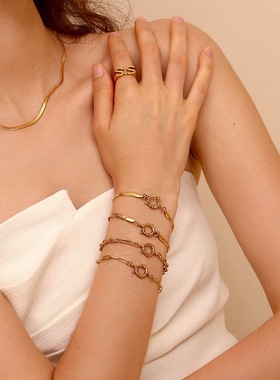 欧美叠戴素金小众百搭手饰不锈钢镀18K金刀片链弹弓扣回形针手链