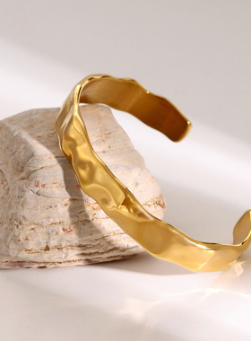 欧美跨境镀18K金手镯不锈钢宽版开口手镯波浪捶打纹手链调节手饰