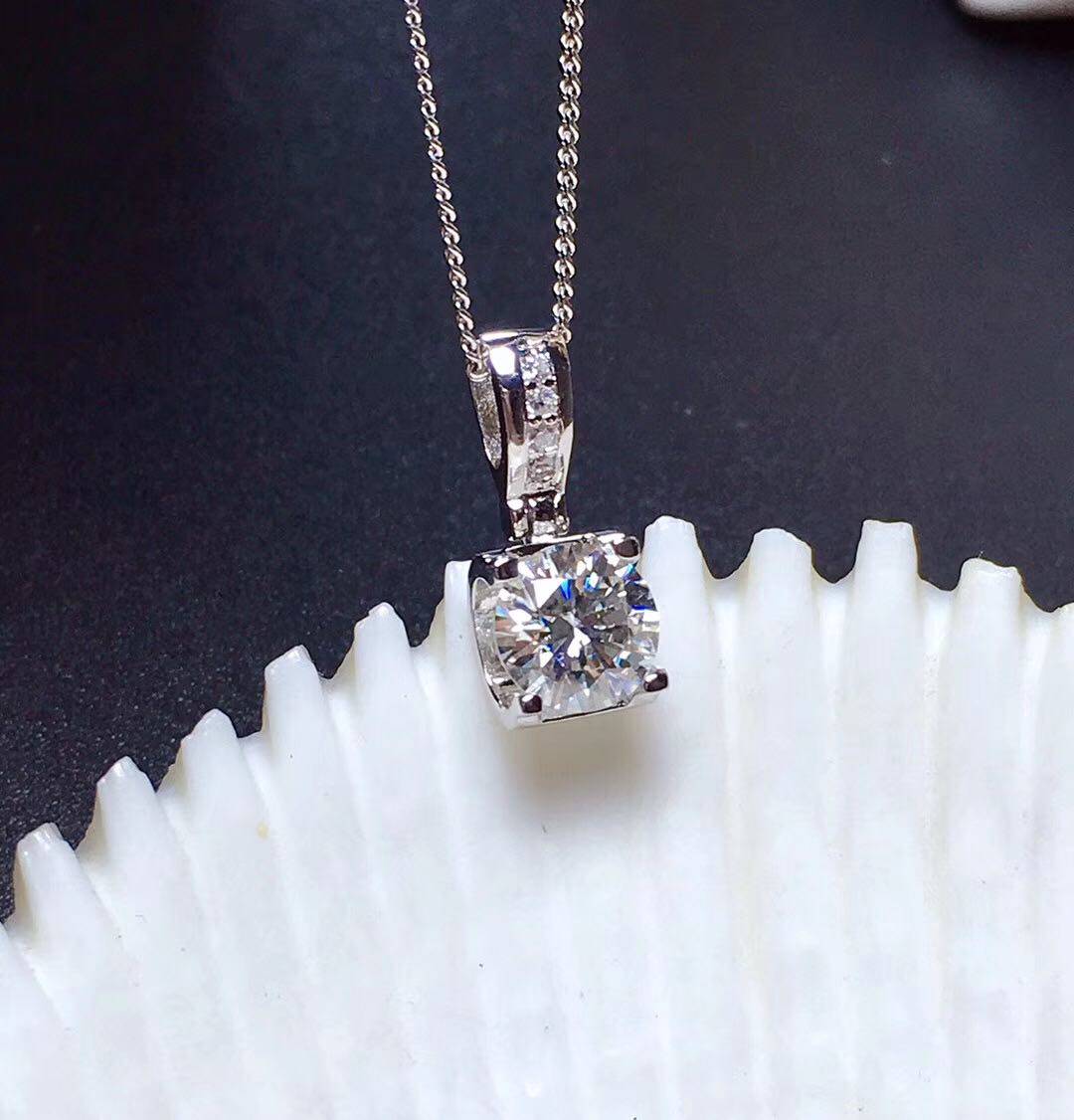 莫桑钻牛头款钻石项链18k白金D色vvs吊坠配毛衣链简约气质锁骨链