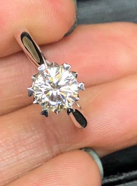 白金戒指闪亮心形六爪莫桑钻石