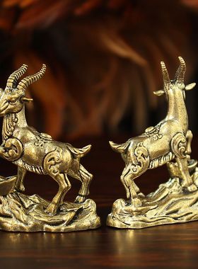 新款黄铜羊摆件踩元宝羚羊创意做旧生肖铜羊客厅茶桌铜工艺装饰品