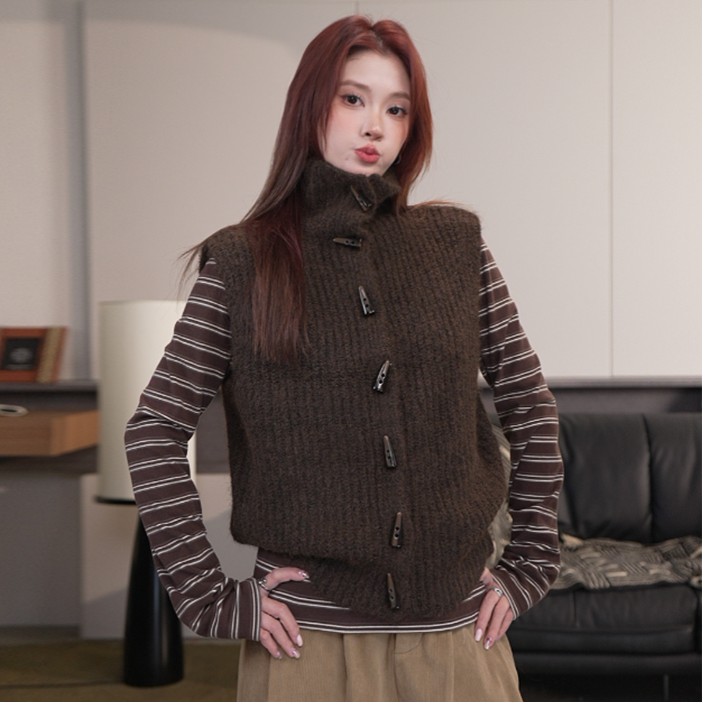 尔给秋冬牛角扣毛衣马甲INS风时尚休闲慵懒风百搭复古外穿针织杉