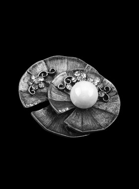 复古银灰色拉丝合金水钻双层花卉仿珍珠胸针胸花别针女时尚首饰品