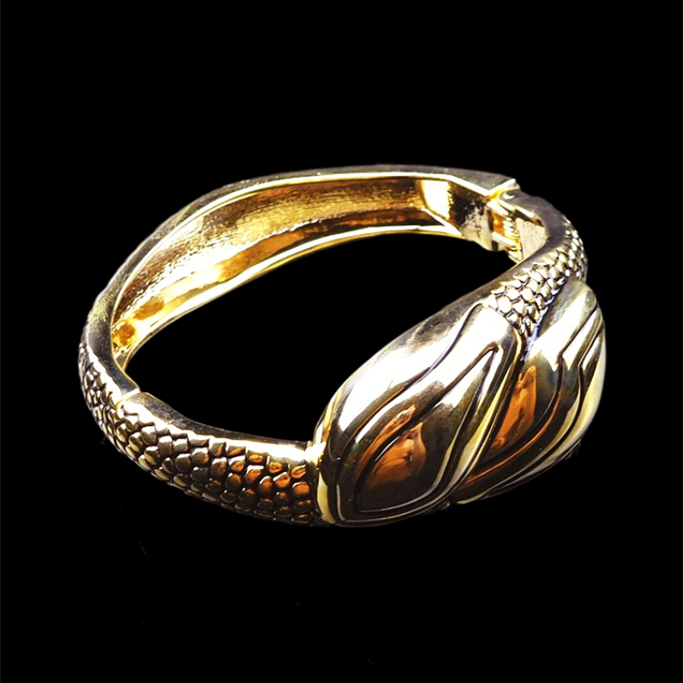 杀马特金色逼真蛇头蛇皮纹小手镯