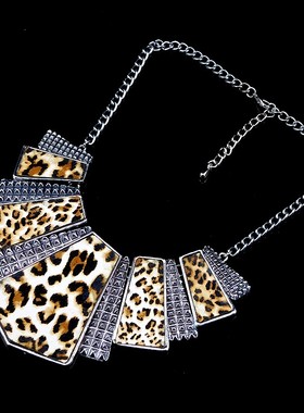 复古银金属方钉豹纹令牌密集项链