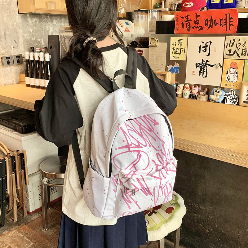 书包初中女生混的人新款学生书包个性字母涂鸦双肩大容量情侣背包