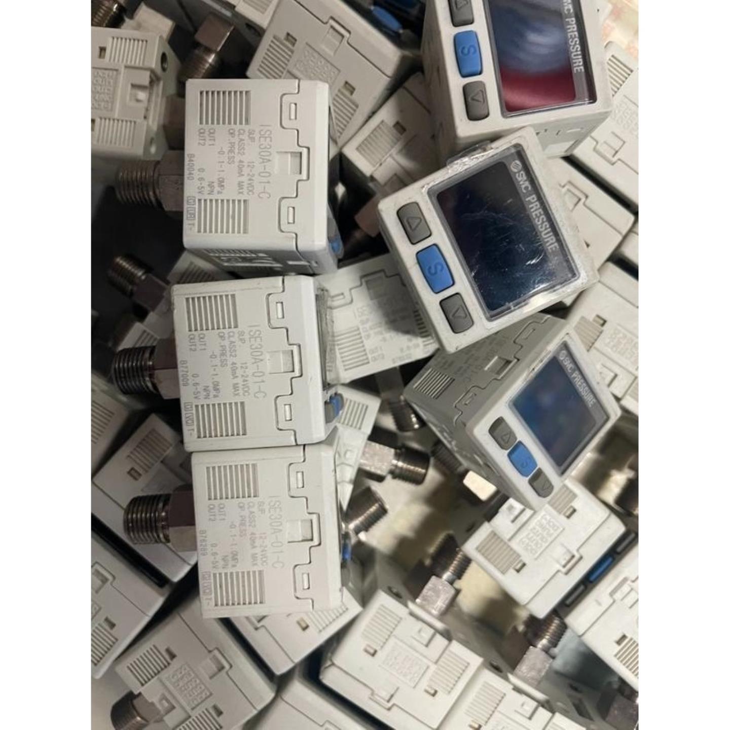 SMC  ISE30-01-C  SMC数显压力开关 有插线议价