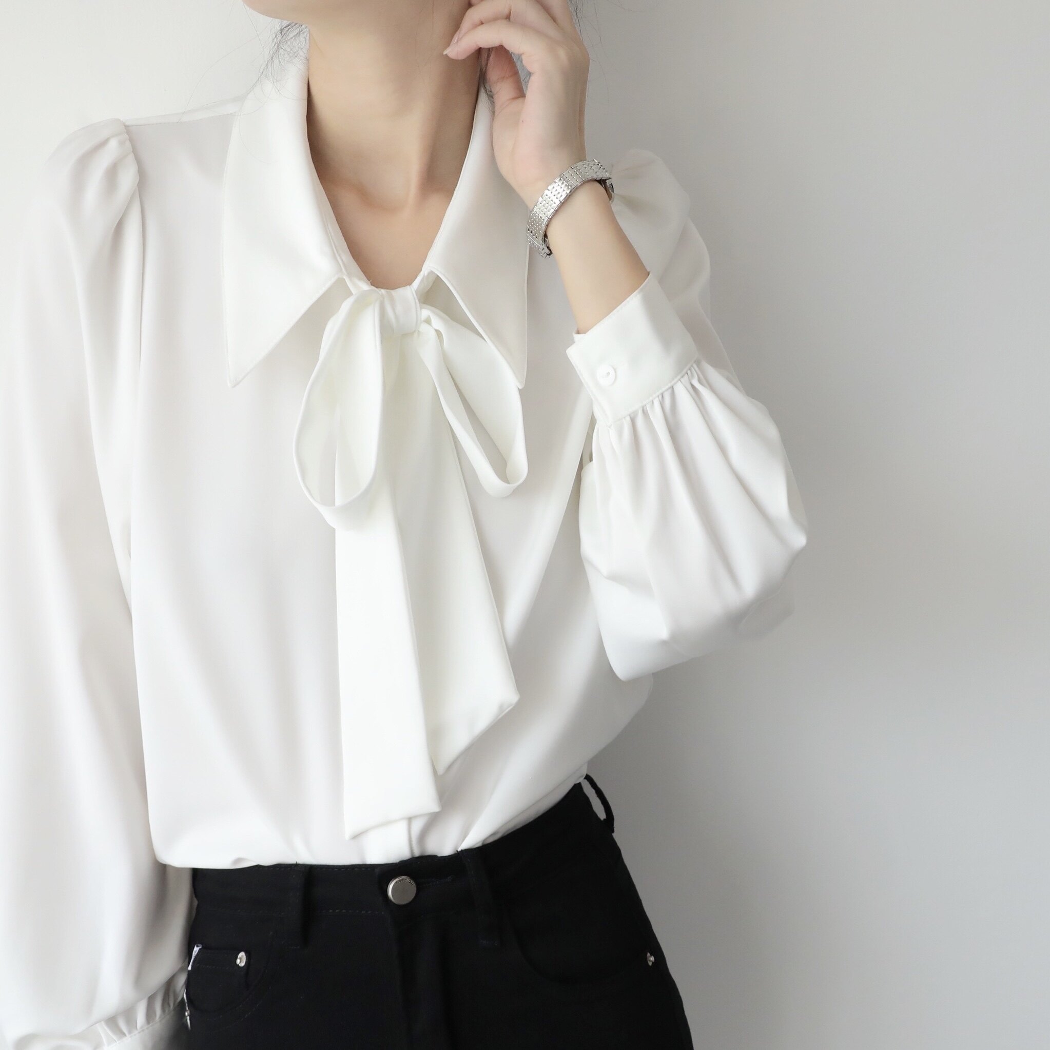 xiner 醋酸缎面白色衬衫设计感小众2021秋季通勤复古蝴蝶结上衣
