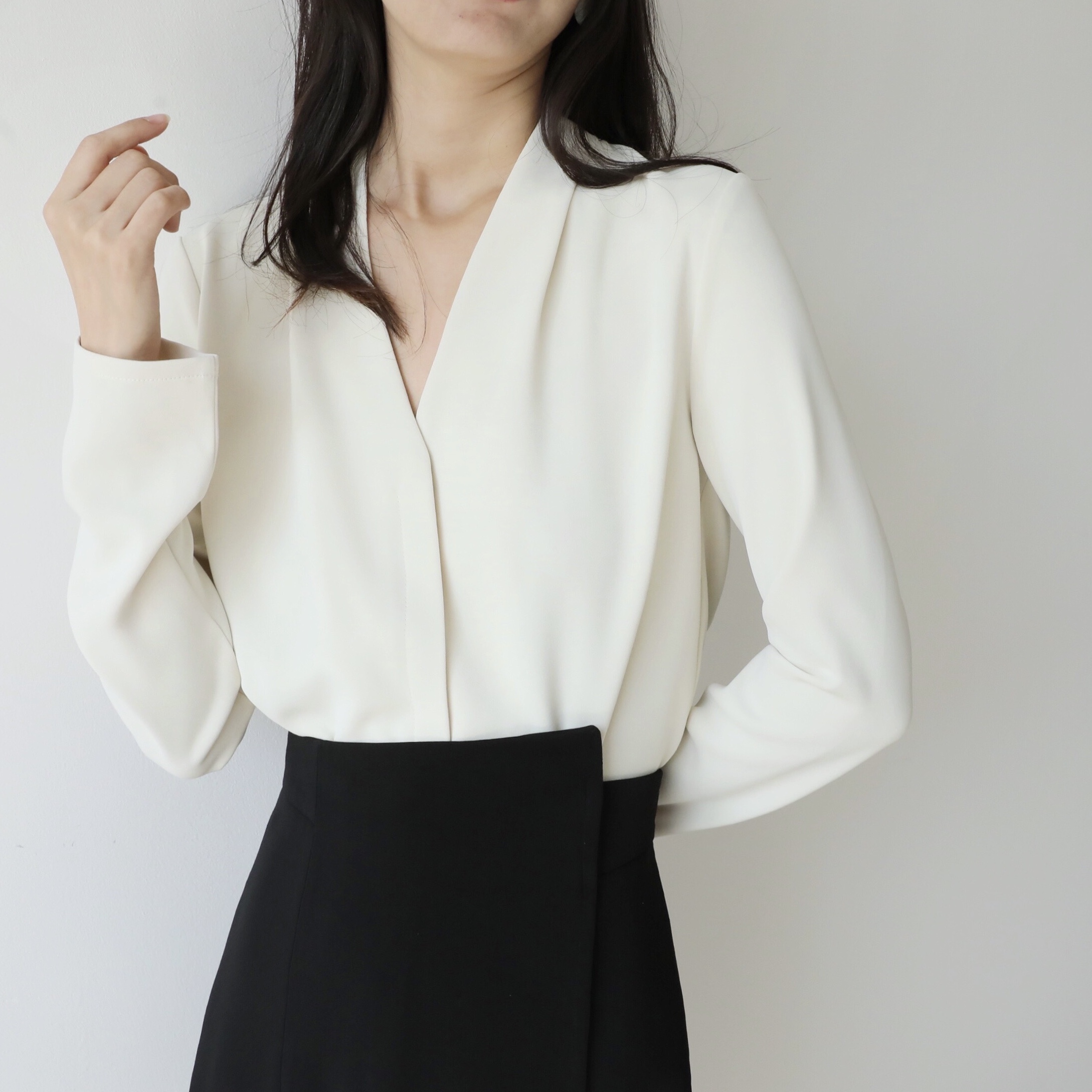 XINER 高级感长袖衬衫女奶白杏气质v领别致上衣OL时髦chic显瘦