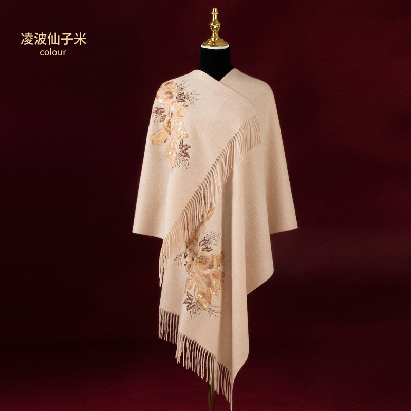 绵羊毛刺绣披肩女秋冬款