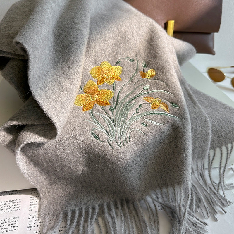 新款刺绣羊毛围巾女秋冬季红色羊绒围脖中妈妈生日礼物送长辈