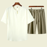 白色T恤+豆绿短裤