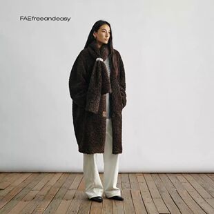 【FAEfreeandeasy】氲塑无阈围巾冬季无领羊卷毛外套K59054女款