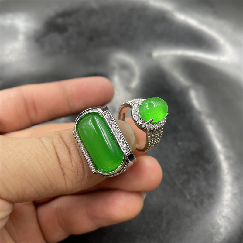 镶嵌冰种阳绿色男款马来玉马鞍戒指 活口可伸缩女款蛋形玉戒指