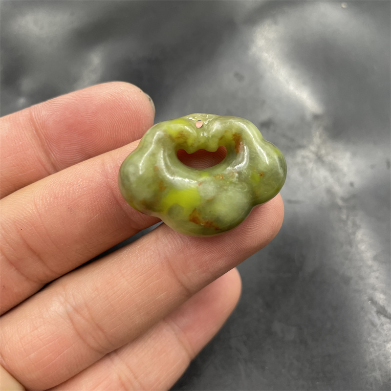 四海玉器 天然玉石藏红花岫玉双面如意锁吊坠 祥云锁挂件 玉坠