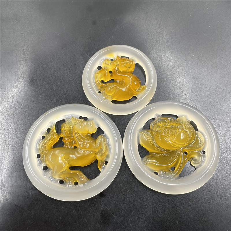 冰种俏色镂空玉髓玛瑙花开富贵吊坠 圆形马  麒麟毛衣链挂坠 小鹿