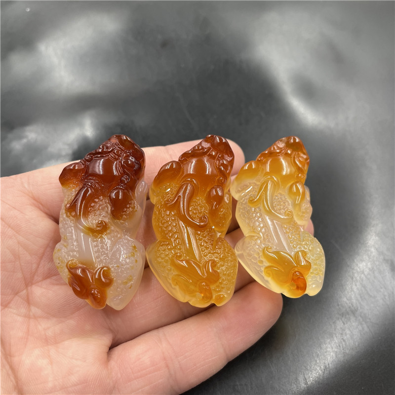 四海玉器 天然正品俏色玉髓玛瑙貔貅吊坠 俏黄色玛瑙立体貔貅挂件
