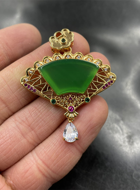 绿色玉石玛瑙扇形吊坠