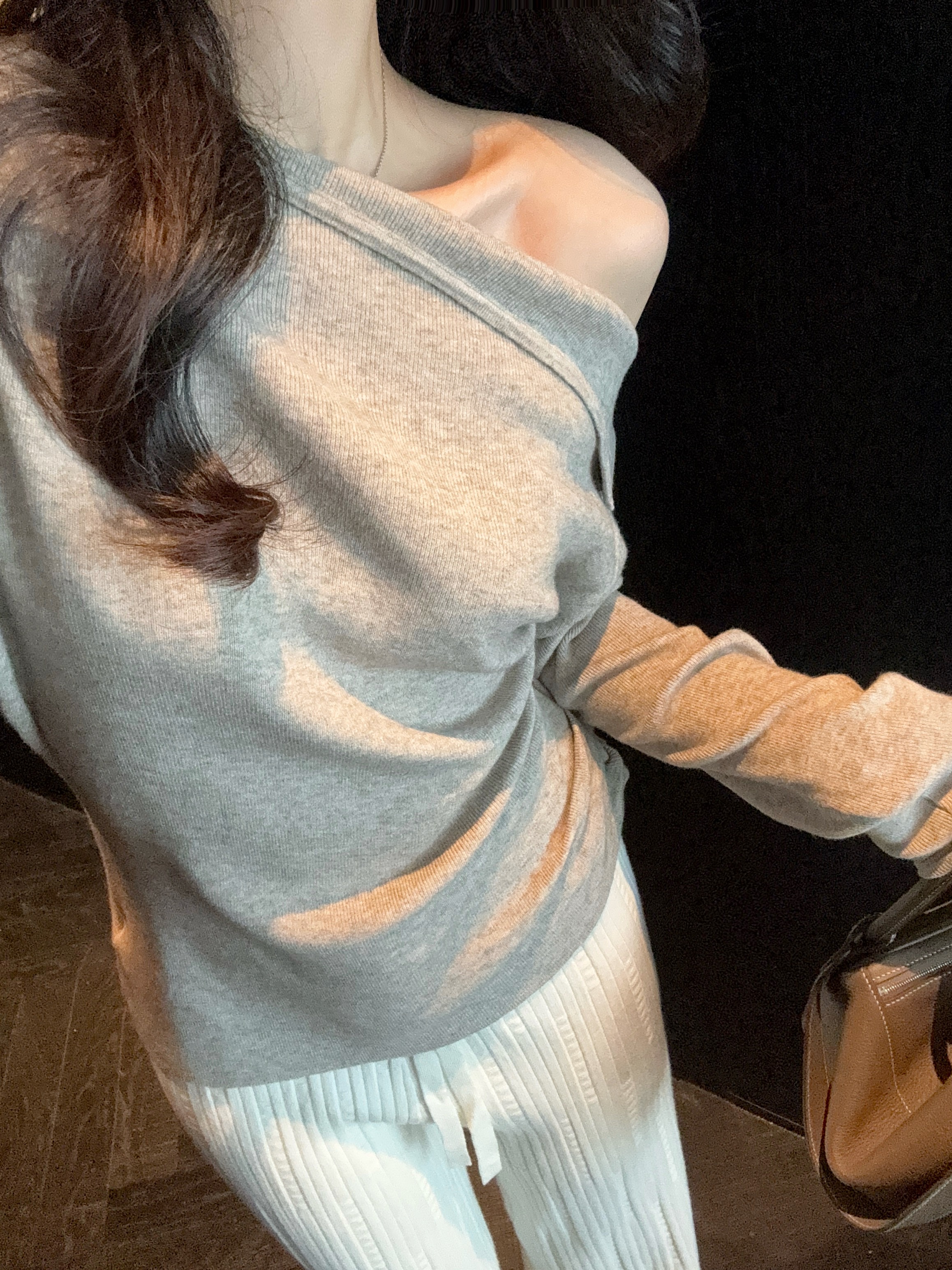 斜裁领微露肩收腰长袖针织衫