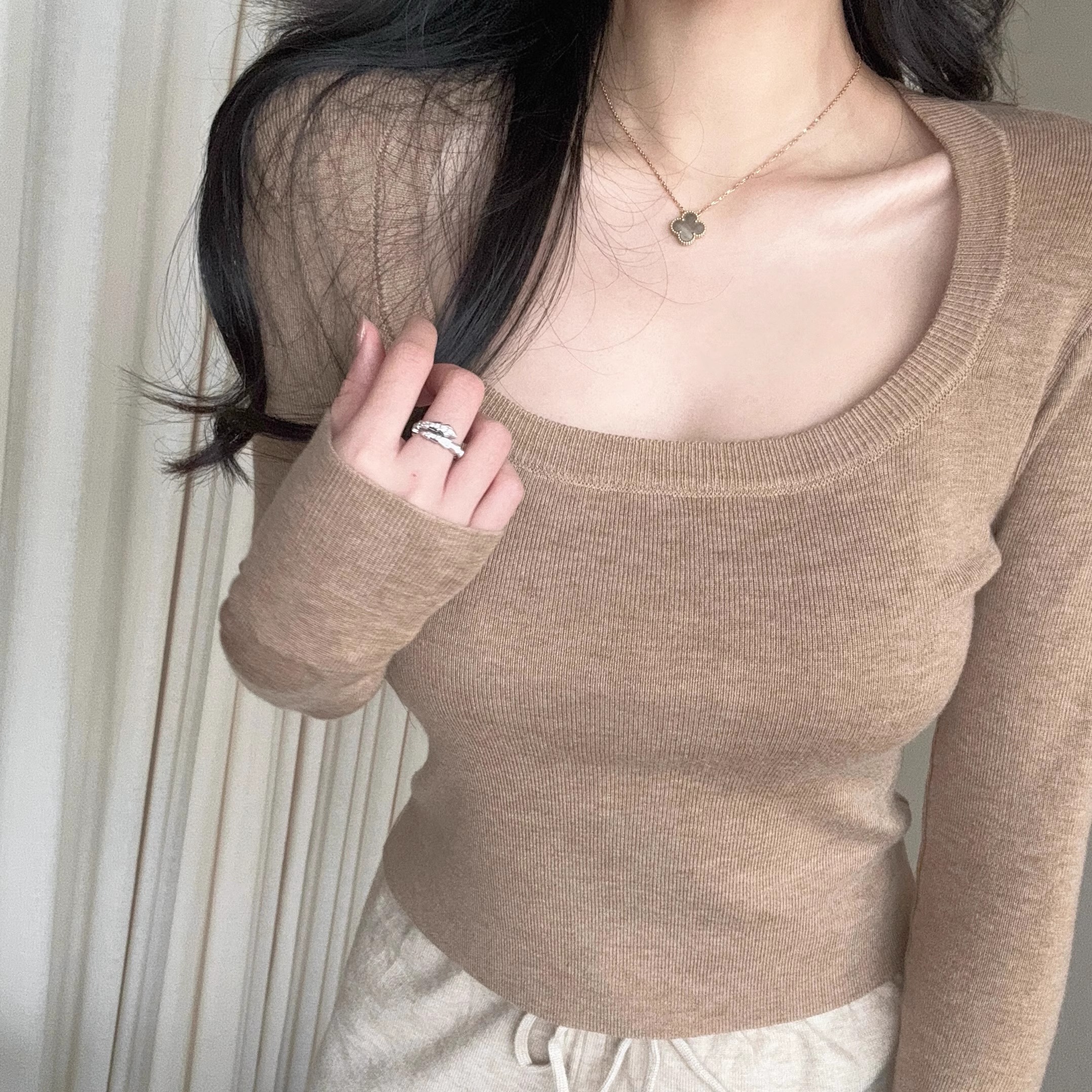 迷人纯欲大U领修身针织上衣