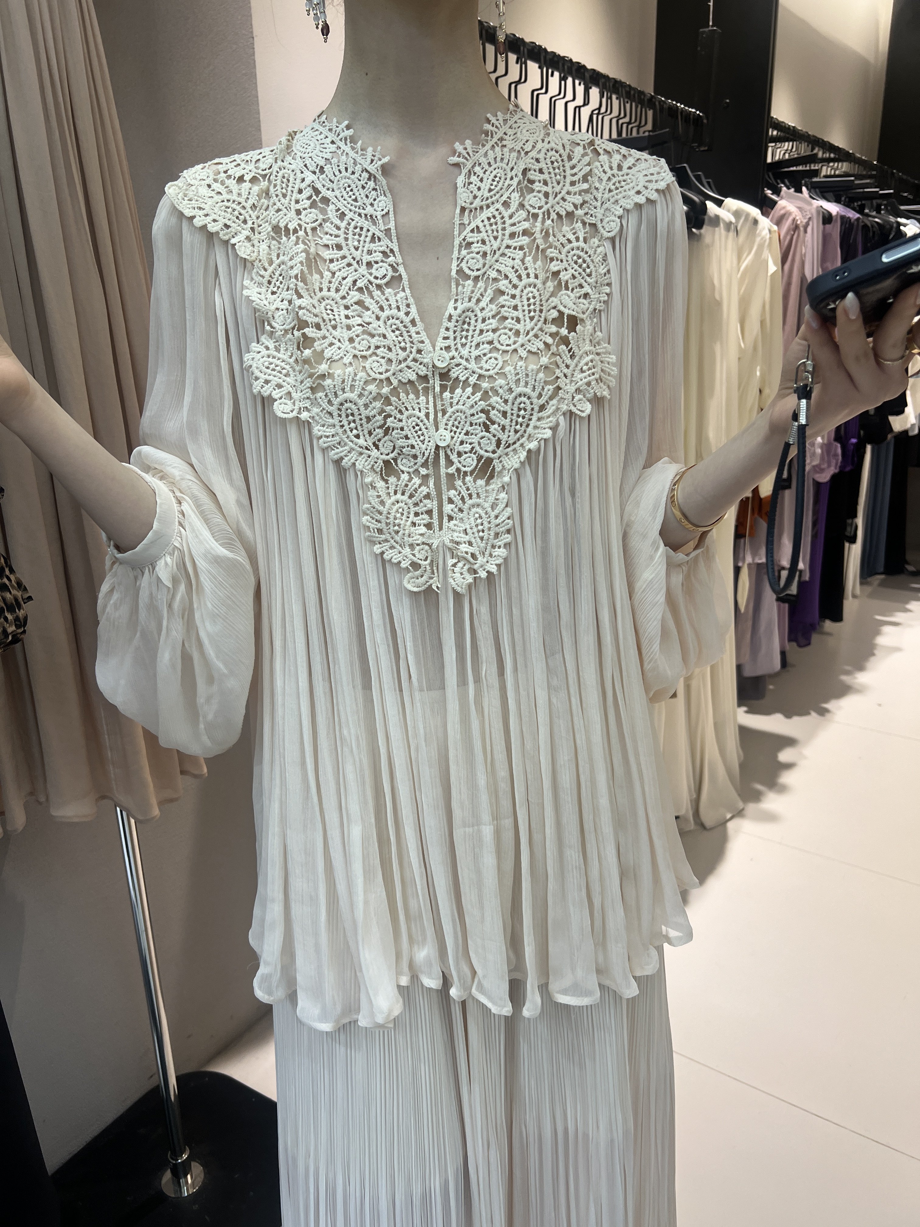 MAGEE2026法式复古重工钩花V领长袖衬衫宽松慵懒灯笼袖天丝上衣女